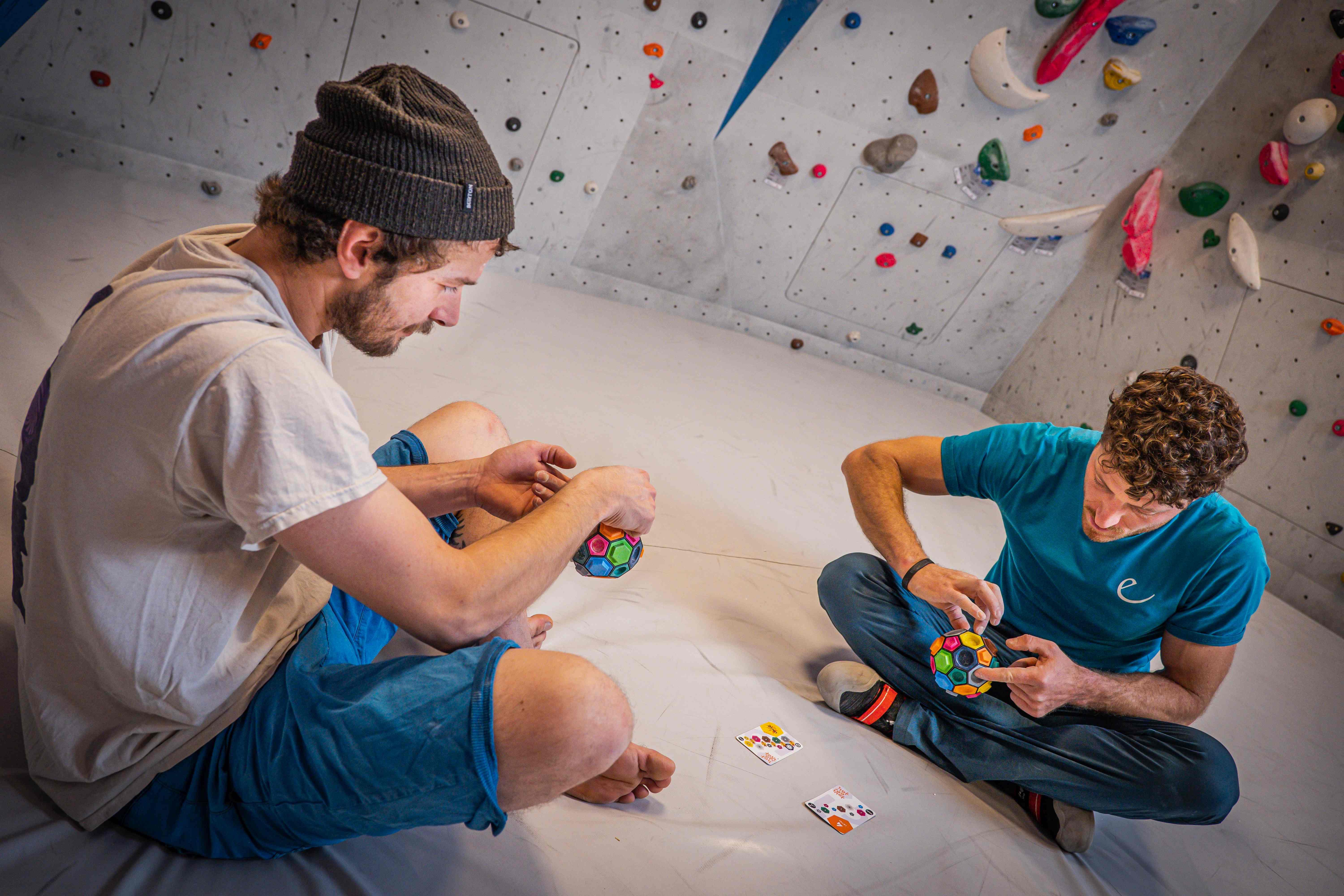 Boulderball in Aktion – Griff für Griff klettern